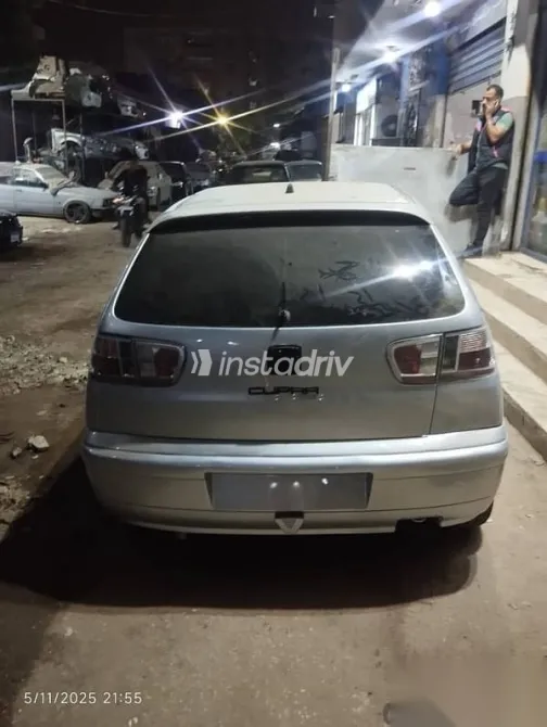 سيات ابيزا 2001 فضي مستعملة للبيع - 1