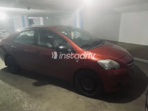 تويوتا ياريس 2008 أحمر غامق مستعملة للبيع - 1