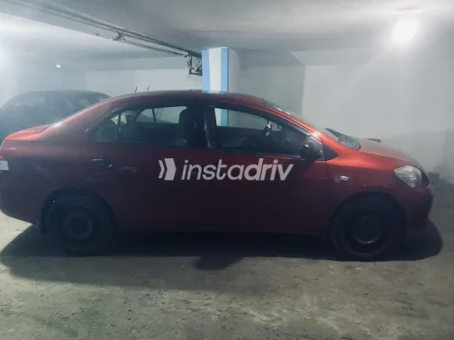 تويوتا ياريس 2008 أحمر غامق مستعملة للبيع - 2
