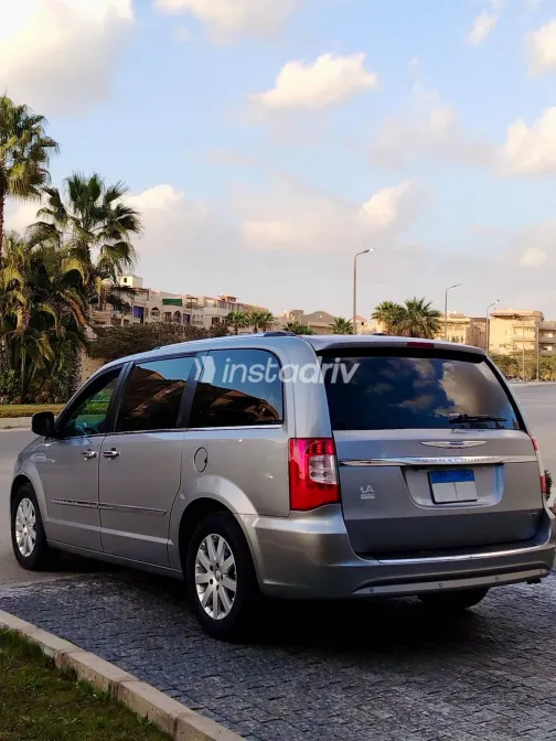 كرايسلر تاون اند كانترى 2015 أبيض مستعملة للبيع - 8