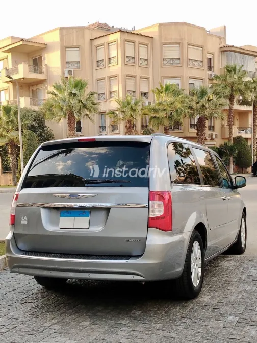 كرايسلر تاون اند كانترى 2015 أبيض مستعملة للبيع - 9