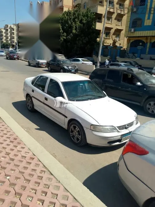 اوبل فيكترا 1996 أبيض مستعملة للبيع - 9