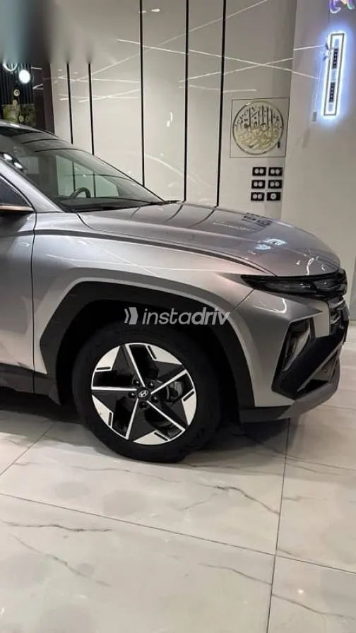 هيونداي توسان 2025 فضي مستعملة للبيع - 4