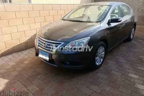 نيسان سنترا 2015 فضي مستعملة للبيع - 2
