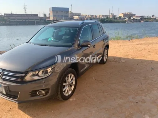 فولكس فاغن تيجون 2015 رمادي غامق مستعملة للبيع - 1