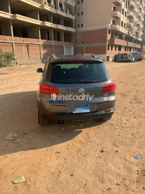فولكس فاغن تيجون 2015 رمادي غامق مستعملة للبيع - 2