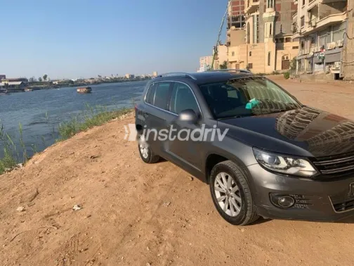 فولكس فاغن تيجون 2015 رمادي غامق مستعملة للبيع - 3