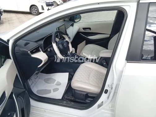 تويوتا كورولا 2025 أبيض مستعملة للبيع - 3