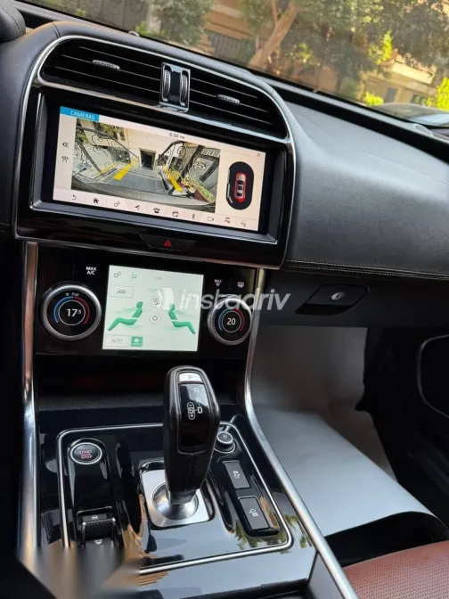 جاكوار XE 2020 أسود مستعملة للبيع - 8