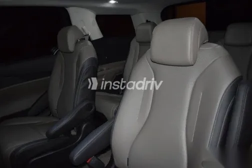 كيا كارنفال 2024 رمادي مستعملة للبيع - 8