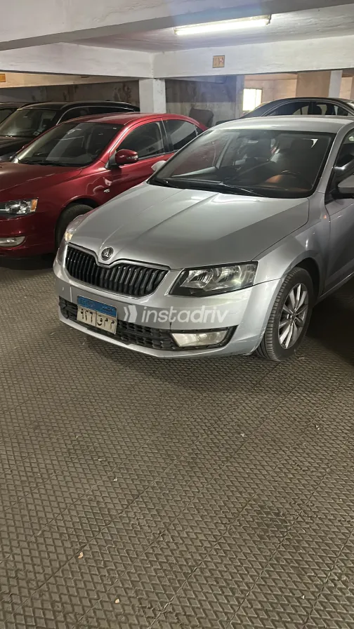 سكودا اوكتافيا A7 2015 أبيض مستعملة للبيع - 1