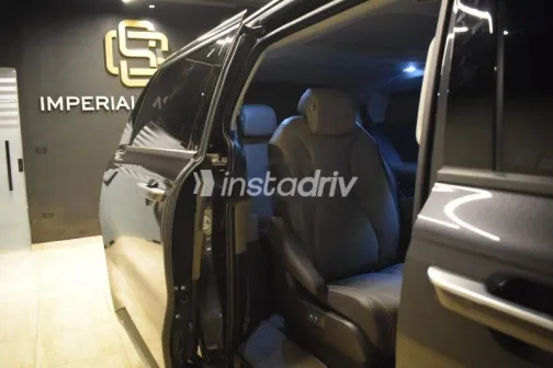 كيا كارنفال 2024 رمادي مستعملة للبيع - 3