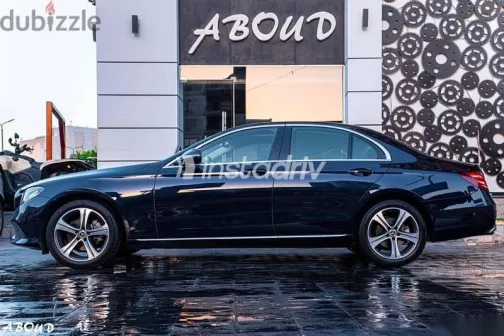 مرسيدس E 180 2019 أزرق غامق مستعملة للبيع - 5