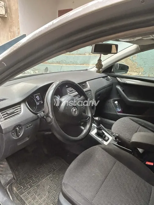 سكودا اوكتافيا A7 2014 أبيض مستعملة للبيع - 2