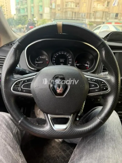 Renault Megane 2017 Gold Used for Sale - 5