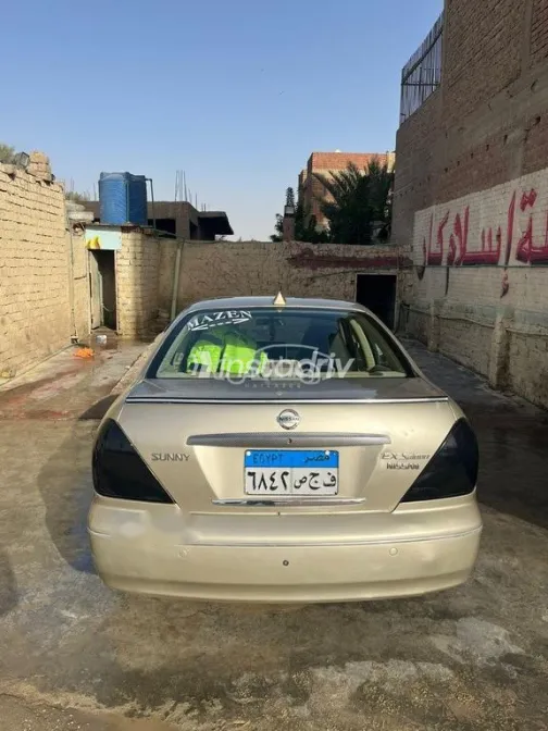 نيسان صنى 2009 ذهبي مستعملة للبيع - 4