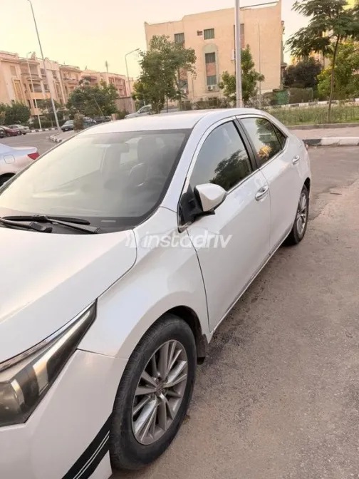 تويوتا كورولا 2016 أبيض مستعملة للبيع - 2