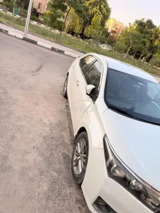 تويوتا كورولا 2016 أبيض مستعملة للبيع