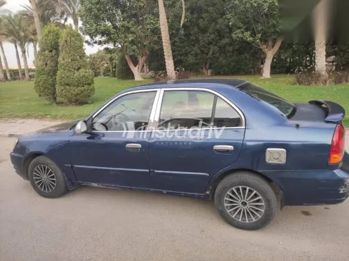 هيونداي فيرنا 2009 أزرق غامق مستعملة للبيع - 4