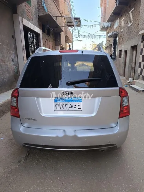 كيا كارينز 2013 فضي مستعملة للبيع - 3