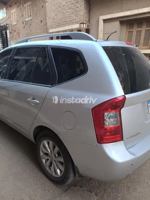 كيا كارينز 2013 فضي مستعملة للبيع - 4