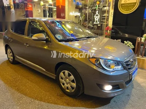 هيونداي إلنترا 2019 بني مستعملة للبيع - 1