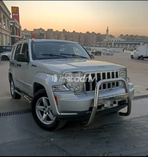 جيب شيروكي 2010 فضي مستعملة للبيع - 1