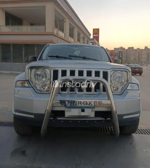 جيب شيروكي 2010 فضي مستعملة للبيع - 2