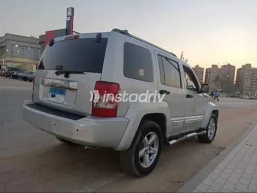 جيب شيروكي 2010 فضي مستعملة للبيع - 3