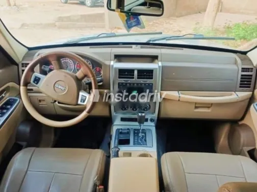 جيب شيروكي 2010 فضي مستعملة للبيع - 4