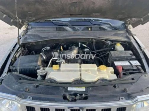 جيب شيروكي 2010 فضي مستعملة للبيع - 5