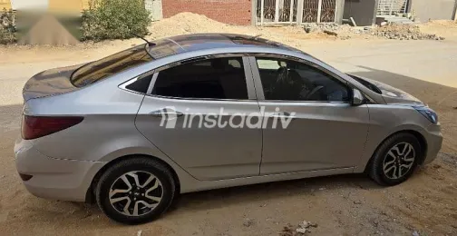 هيونداي اكسنت 2021 فضي مستعملة للبيع - 2