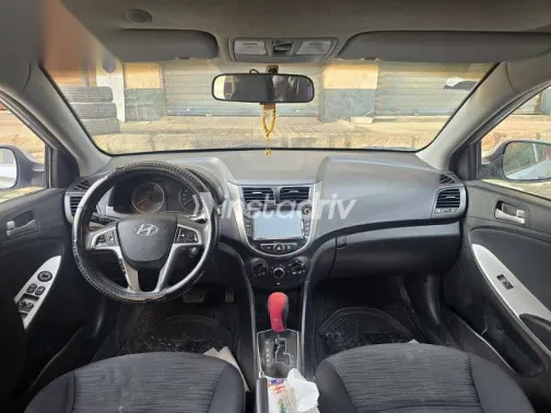 هيونداي اكسنت 2021 فضي مستعملة للبيع - 3