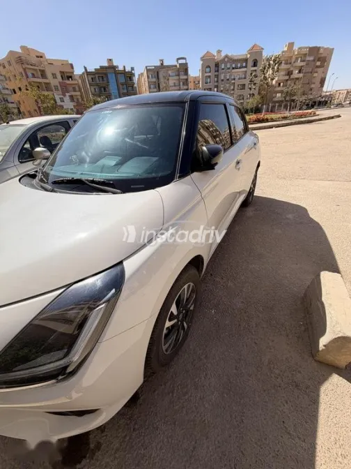 سوزوكى سويفت 2025 أبيض مستعملة للبيع - 2