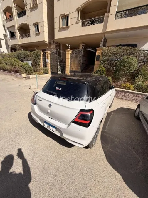 سوزوكى سويفت 2025 أبيض مستعملة للبيع - 3