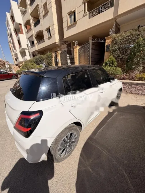 سوزوكى سويفت 2025 أبيض مستعملة للبيع - 4