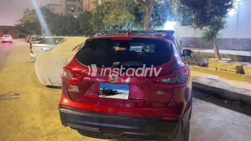 نيسان قشقاي 2020 أحمر غامق مستعملة للبيع - 4