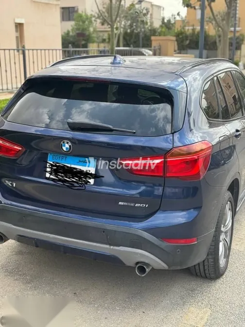 بي ام دبليو X1 2019 أزرق غامق مستعملة للبيع - 1