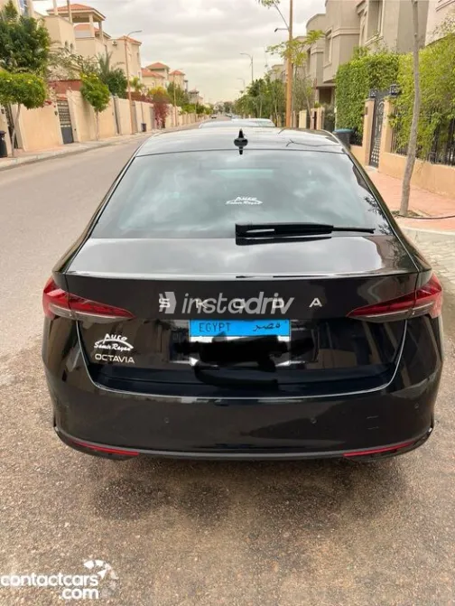 سكودا اوكتافيا 2025 أبيض مستعملة للبيع - 2