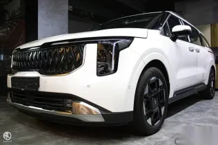 كيا كارنفال 2024 أبيض جديدة للبيع