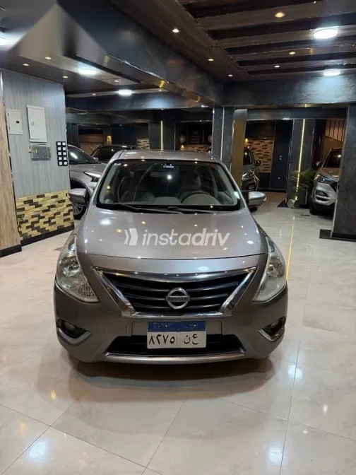 نيسان صنى 2017 رمادي مستعملة للبيع - 2