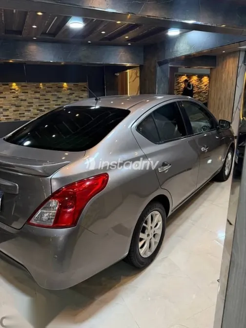 نيسان صنى 2017 رمادي مستعملة للبيع - 4