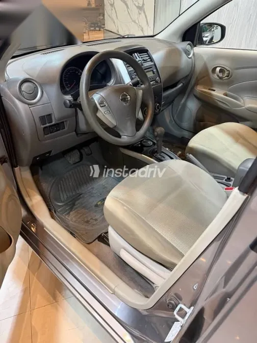 نيسان صنى 2017 رمادي مستعملة للبيع - 6