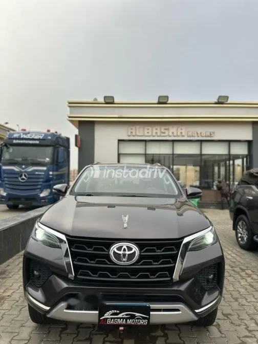 تويوتا فورتشنر 2022 بني مستعملة للبيع - 1