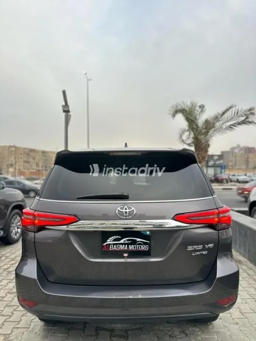 تويوتا فورتشنر 2022 بني مستعملة للبيع - 4