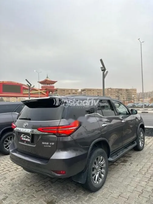 تويوتا فورتشنر 2022 بني مستعملة للبيع - 5