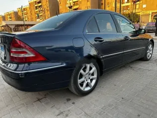 مرسيدس C 180 2004 أزرق غامق مستعملة للبيع