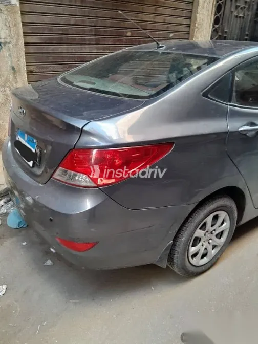 هيونداي اكسنت 2012 فضي مستعملة للبيع - 1