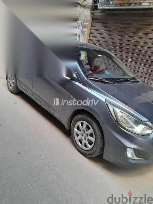 هيونداي اكسنت 2012 فضي مستعملة للبيع - 2