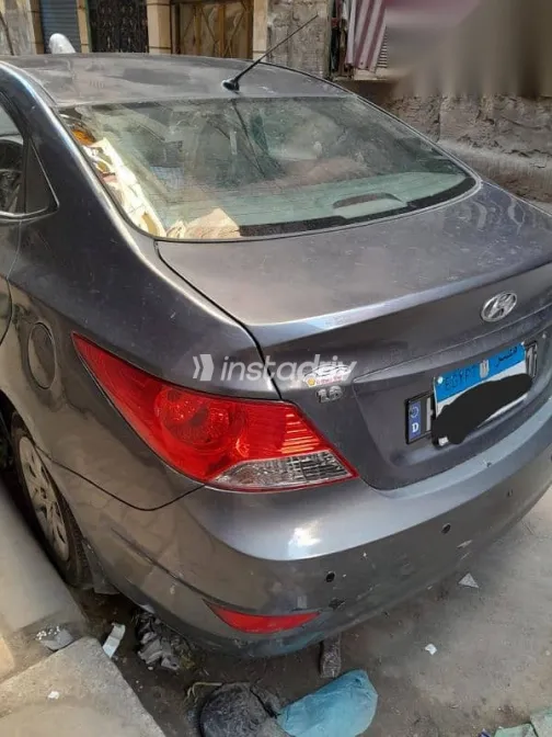 هيونداي اكسنت 2012 فضي مستعملة للبيع - 3